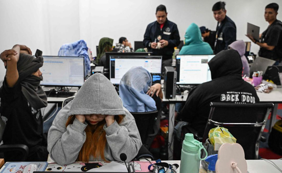 诈骗集团从菲流窜至马来西亚,12 名中国籍嫌犯落网,或遭鞭刑(图1) 诈骗集团从菲流窜至马来西亚,12 名中国籍嫌犯落网,或遭鞭刑(图1)