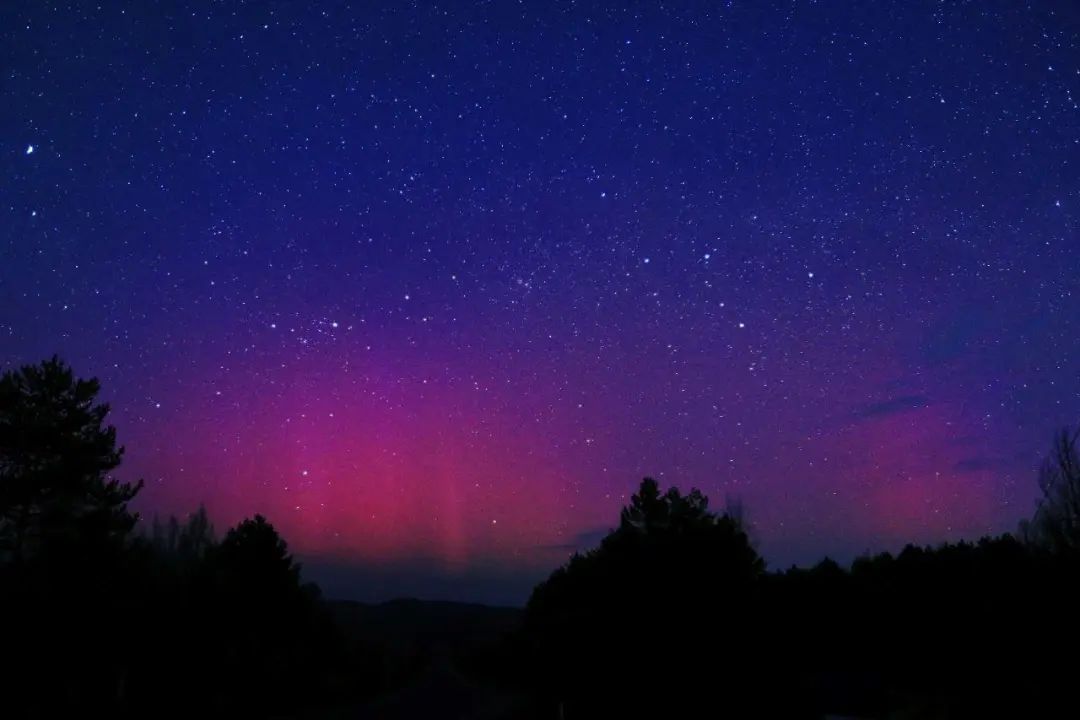 地磁暴点亮夜空!多地上演震撼极光秀(图3) 地磁暴点亮夜空!多地上演震撼极光秀(图3)