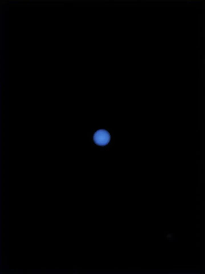 难得一见！“星星相吸”来了，罕见天象等了36年   图片   6月29日，太阳系中的行星海王星与土星相合，上演“星星相吸”。届时如果天气晴好，我国感兴趣的公众可在午夜过后朝东南方天空观测。    所谓“合”，是指太阳系内两个天体在天球上的视黄经相同的现象。从地球上看，这两个天体的角距离会非常近。太阳系内两个天体发生相合现象，主要是由两者围绕太阳公转的情况所决定。土星公转周期为29.5年，海王星公转(图2)