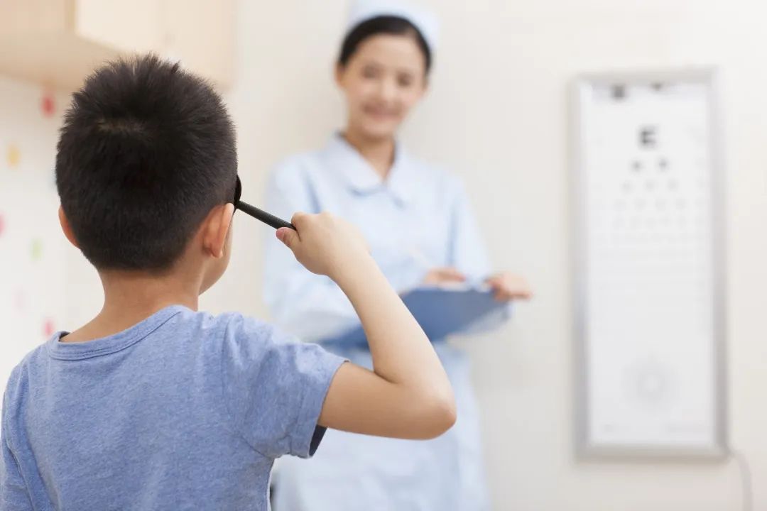 10岁男孩暑假猛刷手机成“斗鸡眼”，这个坏习惯要不得(图4)