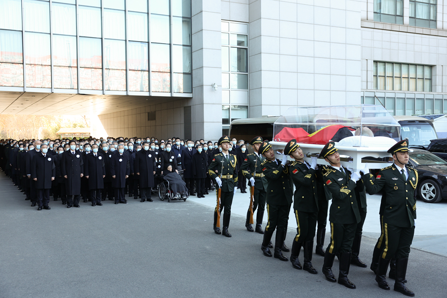 习近平等党和国家领导同志到医院为江泽民同志送别并护送遗体到八宝山火化(图8)