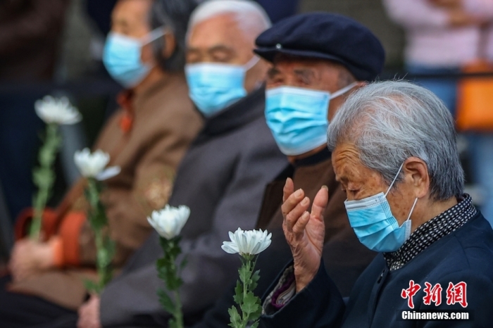 资料图为南京大屠杀幸存者艾义英(右一)、马庭宝(右二)、阮定东(右三)参加家庭祭告活动。 <a target='_blank' href='http://www.chinanews.com/'>中新社</a>记者 泱波 摄