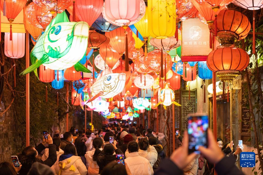 城乡市集春意浓 过年出游合家欢——春节假期各地消费市场一线观察(图3)