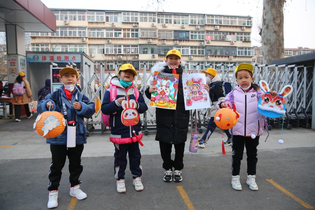 新春再出发！——全国多地中小学春季开学见闻(图1)