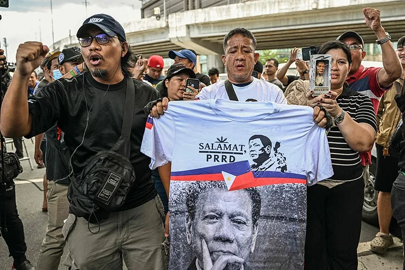 菲前总统老杜被强行送往荷兰海牙，小马总统连夜召开记者会通报(图3)