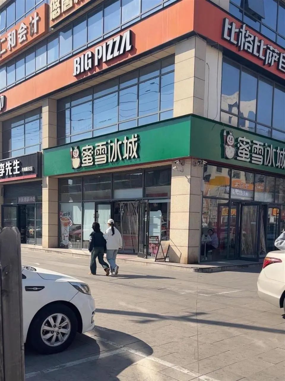 三河“招牌改色”背后:店铺招牌到底谁说了算?(图1) 图片