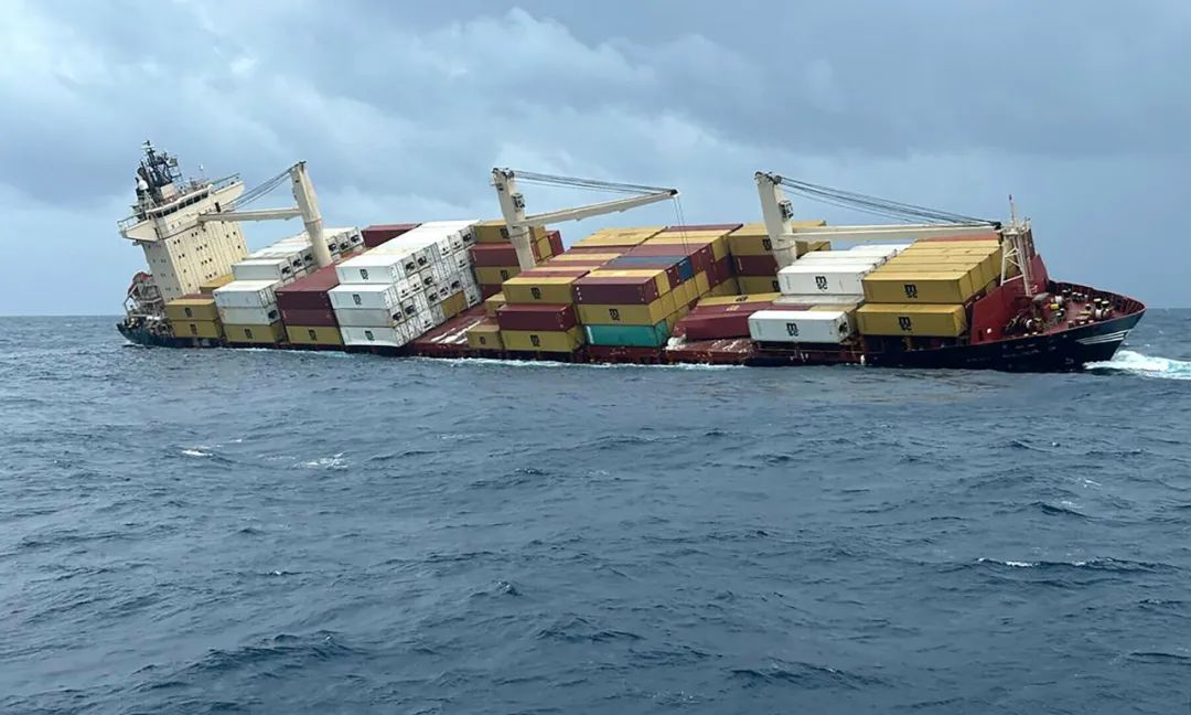 突发!船只在印度海域沉没,印国防部发声(图1) 图片