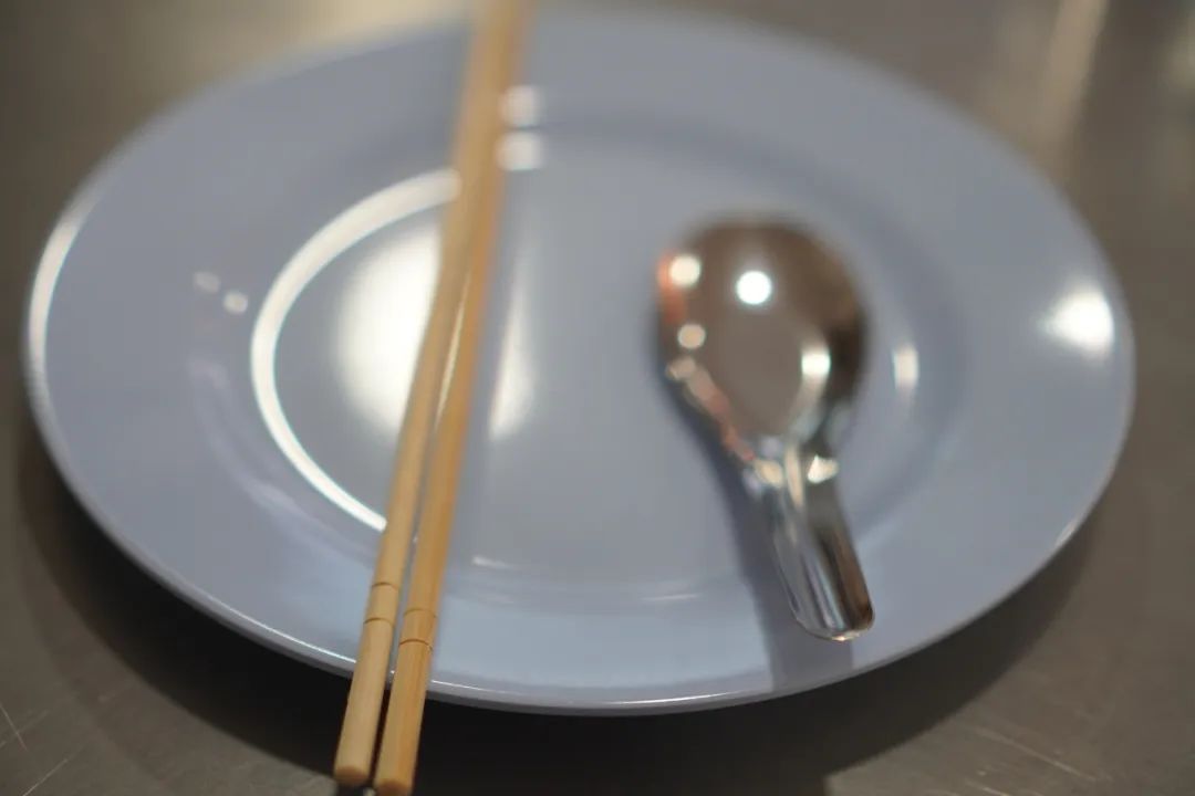用开水烫餐具,到底有没有必要? 图片 在外就餐,很多小伙伴都会秉承“热水烫餐具”的餐前仪式,认为这样可以消毒杀菌,用着更卫生。如果不用热水烫一烫再用,总觉得心里不踏实,热水烫餐具真的能消毒杀菌吗?怎样做才能让餐具更干净? 一起聊聊关于餐具卫生的问题,最后也会科普一下在家给餐具消毒的方法和卫生安全注意事项。 01 热水烫餐具能杀菌消毒吗? 根据《GB14934-2016消毒餐(饮)具》中的规(图2) 用开水烫餐具,到底有没有必要? 图片 在外就餐,很多小伙伴都会秉承“热水烫餐具”的餐前仪式,认为这样可以消毒杀菌,用着更卫生。如果不用热水烫一烫再用,总觉得心里不踏实,热水烫餐具真的能消毒杀菌吗?怎样做才能让餐具更干净? 一起聊聊关于餐具卫生的问题,最后也会科普一下在家给餐具消毒的方法和卫生安全注意事项。 01 热水烫餐具能杀菌消毒吗? 根据《GB14934-2016消毒餐(饮)具》中的规(图2)