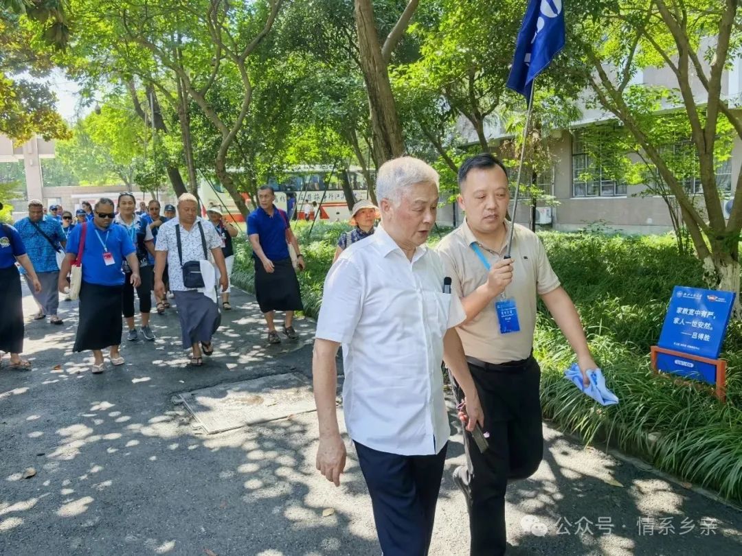 汤加王国官员走进浙商博物馆 王国安教授全程英文讲授浙商魅力(图1) 汤加王国官员走进浙商博物馆 王国安教授全程英文讲授浙商魅力(图1)