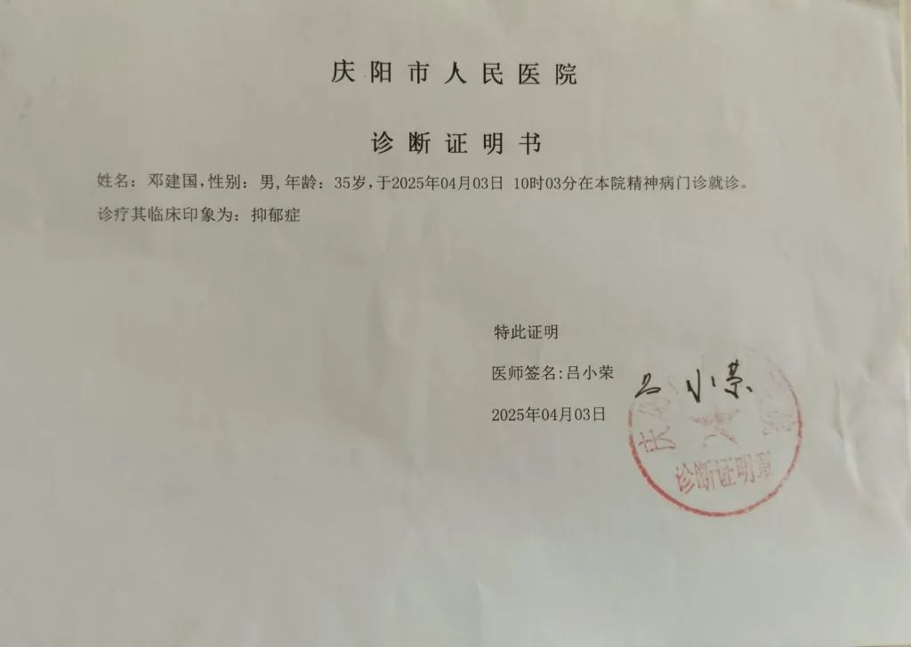 家长发视频质疑校服问题被拘留，最新进展(图3)