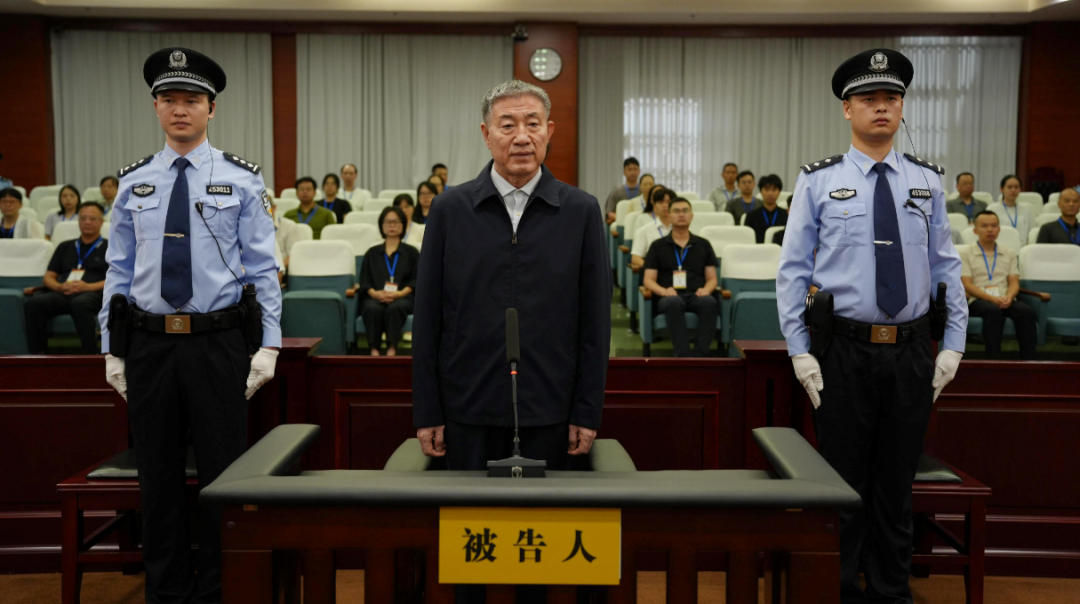 搞权色交易，收受财物3.16亿余元，副部级刘星泰，3年内仅2次顺道前往牵头项目现场调研，每次停留不足半小时，并安排拍照“打卡”(图1)