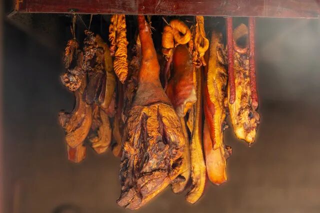 曾某腌制“毒腊肉”售卖获刑:用敌敌畏兑水后喷洒致附着于肉上,销售500余斤被罚12.5万 图片  在生产、销售腊肉腌制品过程中,将购买的敌敌畏先后两次兑水后喷洒在挂有腊肉腌制品的店内墙面、地面及空气中,附着有敌敌畏成分的腊肉腌制品被销售了500余斤。  记者从中国裁判文书网获悉,近日,云南彝良县人民法院公布一审判决:曾某犯生产、销售有毒、有害食品罪,判处有期徒刑一年,缓刑二年,并处罚金人民币12.(图1) 曾某腌制“毒腊肉”售卖获刑:用敌敌畏兑水后喷洒致附着于肉上,销售500余斤被罚12.5万 图片  在生产、销售腊肉腌制品过程中,将购买的敌敌畏先后两次兑水后喷洒在挂有腊肉腌制品的店内墙面、地面及空气中,附着有敌敌畏成分的腊肉腌制品被销售了500余斤。  记者从中国裁判文书网获悉,近日,云南彝良县人民法院公布一审判决:曾某犯生产、销售有毒、有害食品罪,判处有期徒刑一年,缓刑二年,并处罚金人民币12.(图1)