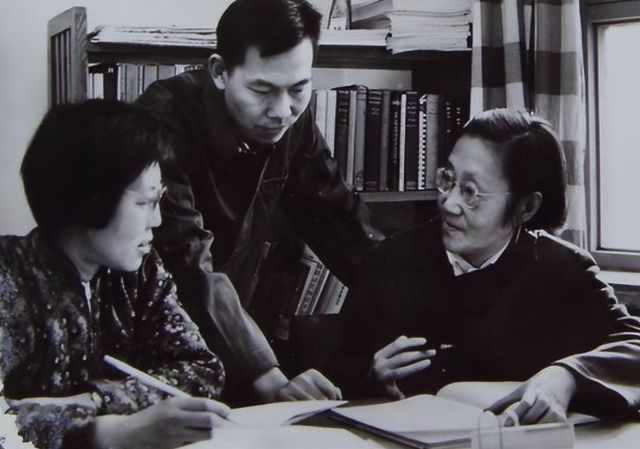 与杨振宁合影的绝密女人,是美国重大误判下最后悔放走的中国天才(图6) 3a.png