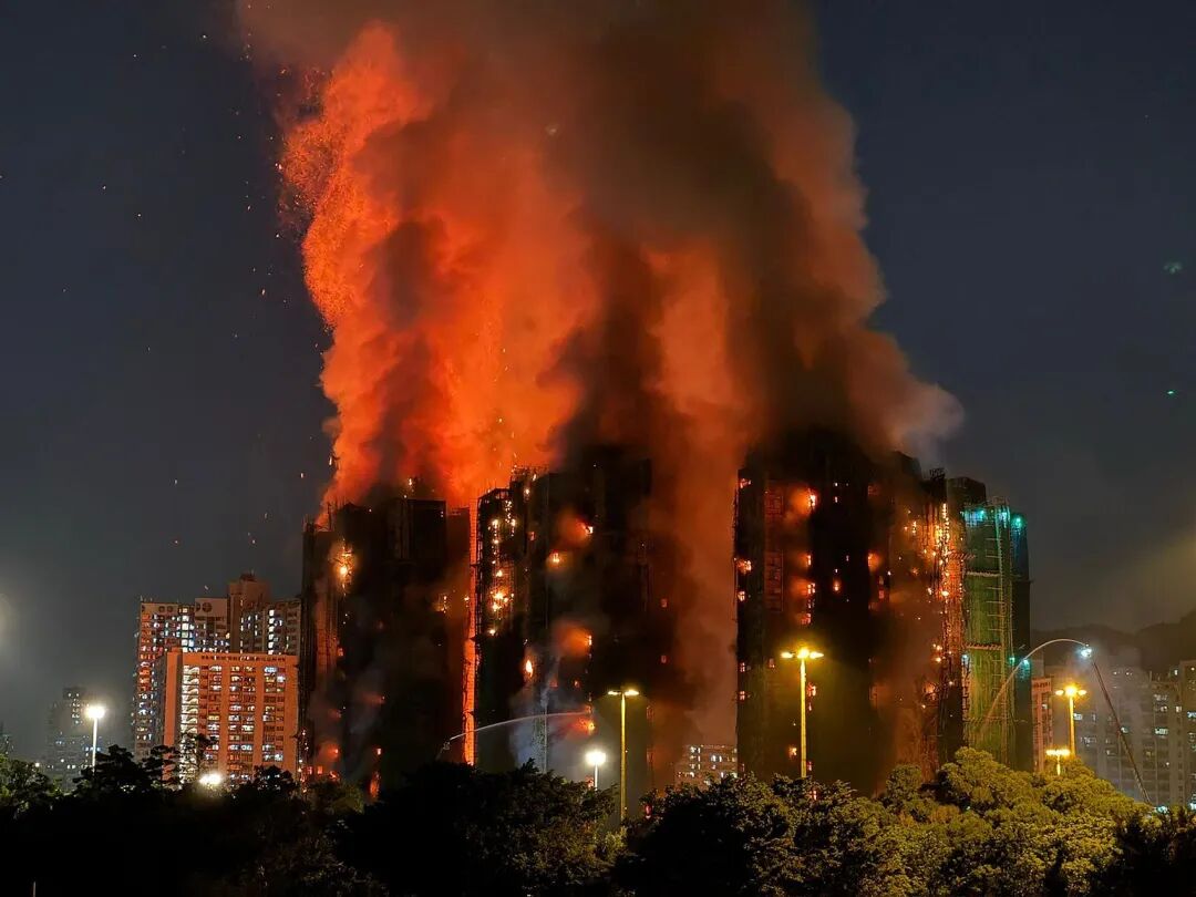 香港火灾已致4死5伤,37岁消防员殉职,数百名居民登记家属失联;李家超向死者家属和伤者致以深切慰问(图1) 香港火灾已致4死5伤,37岁消防员殉职,数百名居民登记家属失联;李家超向死者家属和伤者致以深切慰问(图1)