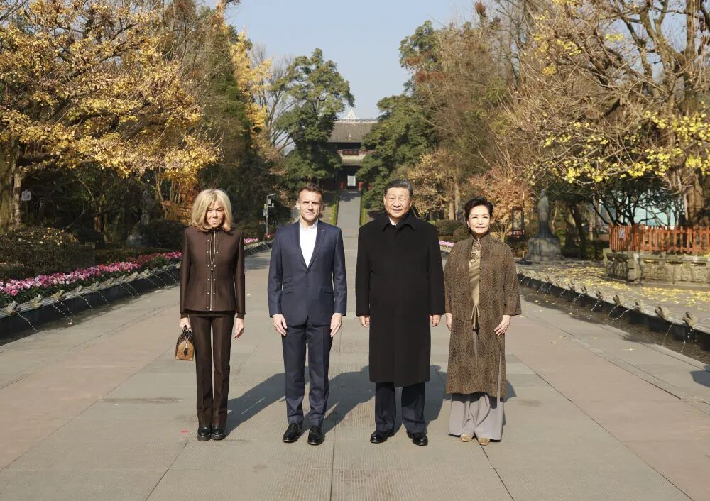 习近平同法国总统马克龙在成都进行友好交流(图1) 1.jpg